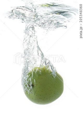 水に青リンゴ 105348360