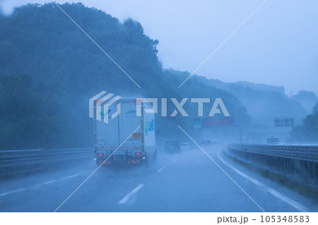 突然の豪雨の中を走行するトラック 突然の豪雨の中を走行するトラック 105348583