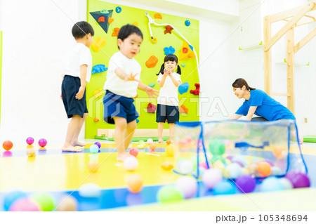 室内保育イメージ 105348694