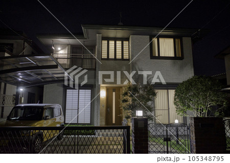 小さな庭のある一戸建ての住宅 夜景 perming 写真素材 小さな庭のある一戸建ての住宅 夜景 perming 写真素材 105348795