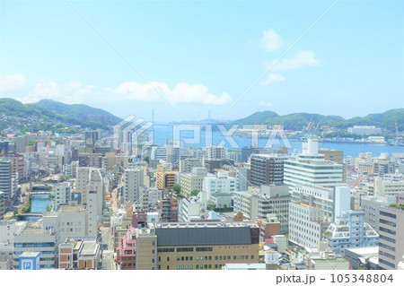長崎市役所の屋上から望む長崎市中心部の眺め 105348804