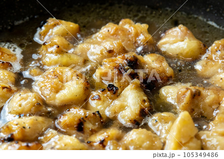 残った焼鳥(ぼんじり)リメイク調理シーン。卵とじするためだし汁の入ったフライパンで煮る。 残った焼鳥(ぼんじり)リメイク調理シーン。卵とじするためだし汁の入ったフライパンで煮る。 105349486