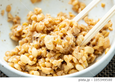 ひきわり納豆と天かすを箸で混ぜ合わせる。 ひきわり納豆と天かすを箸で混ぜ合わせる。 105349580