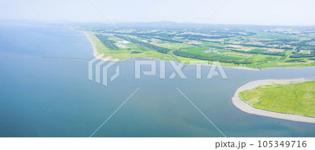 北海道 石狩川河口を空撮（パノラマ） 105349716