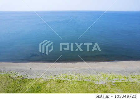 石狩浜を空撮（あそびーち石狩、いしかり浜サンドパーク近辺） 105349723