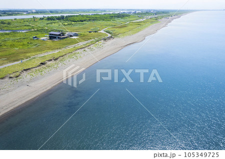 石狩浜を空撮(あそびーち石狩、いしかり浜サンドパーク近辺) 石狩浜を空撮(あそびーち石狩、いしかり浜サンドパーク近辺) 105349725