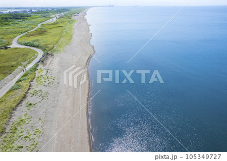 石狩浜を空撮（あそびーち石狩、いしかり浜サンドパーク近辺） 105349727