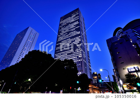 池袋 サンシャインシティとサンシャイン60の夜景 池袋 サンシャインシティとサンシャイン60の夜景 105350016