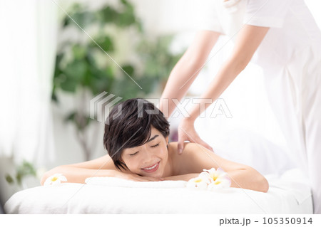 マッサージを受ける若い女性 105350914
