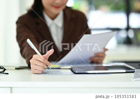 Select focus on businesswoman hands wiring important notes or new idea on paperwork Select focus on businesswoman hands wiring important notes or new idea on paperwork 105351581
