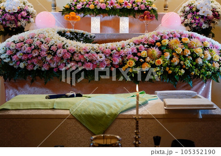 お洒落な花祭壇 105352190