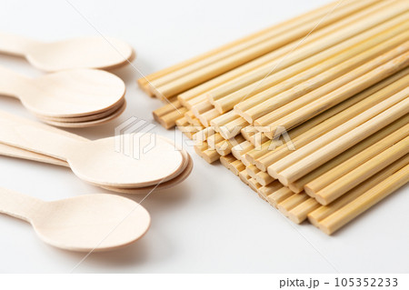 竹の割り箸と使い捨ての木のスプーン 105352233