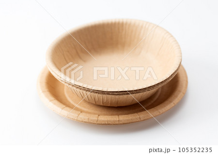 使い捨ての紙皿とプレート皿 105352235