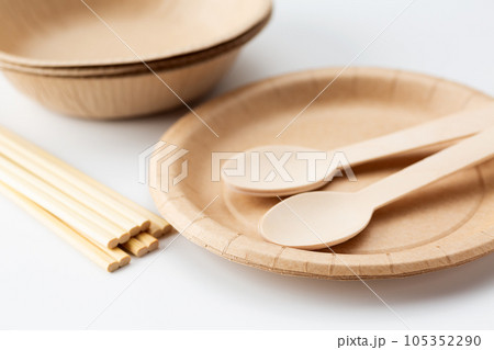 使い捨ての食器やカトラリー（竹の割り箸と木のスプーンと紙皿） 105352290