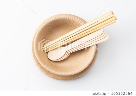 使い捨ての食器やカトラリー(竹の割り箸と木のスプーンと紙皿) 使い捨ての食器やカトラリー(竹の割り箸と木のスプーンと紙皿) 105352364