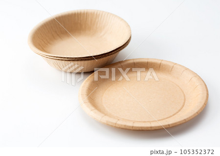使い捨ての紙皿とプレート皿 105352372