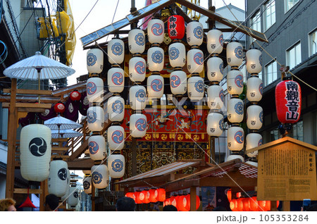 祇園囃子響く祇園祭後祭 宵々山の南観音山 105353284