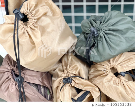 シュラフが入った袋5つ 105353338