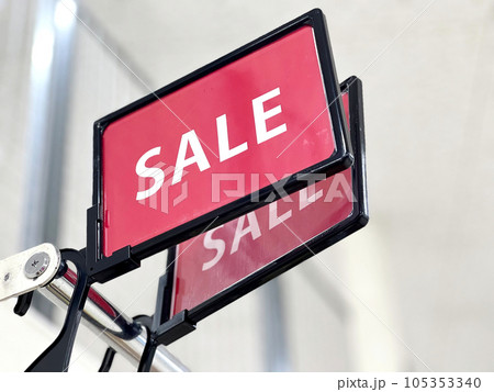 店内のSALEのPOP 105353340