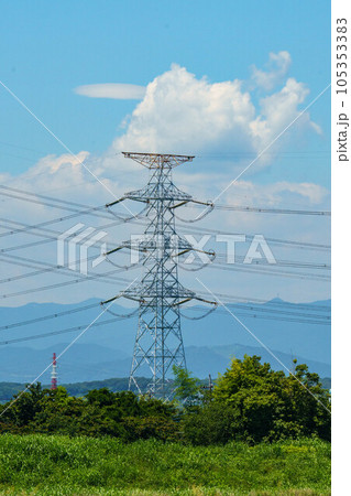 都市へ向けて電力供給する送電線の鉄塔 105353383