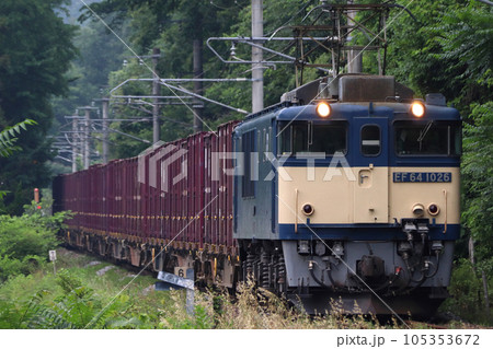 伯備線をゆくEF64形牽引の貨物列車 105353672