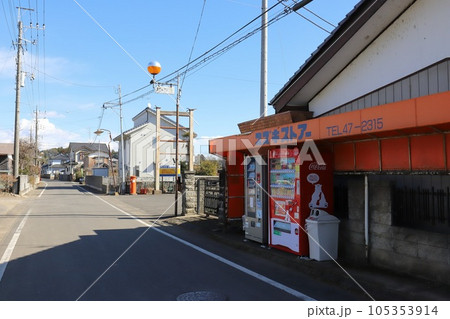 茨城　つくば　丸ポストのある風景（スズキストアー前）　 105353914