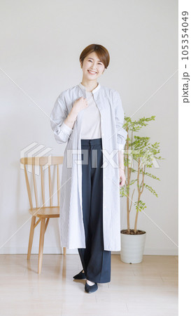 女性春服のファッションコーディネート全身（縦向き）. 105354049