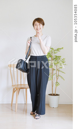 女性夏服のファッションコーディネート全身（縦向き）.. 105354085