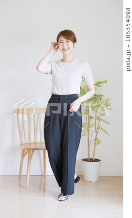 女性夏服のファッションコーディネート全身(縦向き).. 女性夏服のファッションコーディネート全身(縦向き).. 105354098