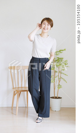 女性夏服のファッションコーディネート全身(縦向き).. 女性夏服のファッションコーディネート全身(縦向き).. 105354100