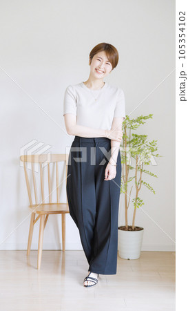 女性夏服のファッションコーディネート全身(縦向き).. 女性夏服のファッションコーディネート全身(縦向き).. 105354102