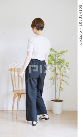 女性夏服のファッションコーディネート全身(縦向き).. 女性夏服のファッションコーディネート全身(縦向き).. 105354108