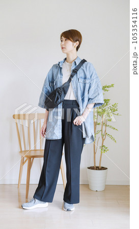 女性夏服のファッションコーディネート全身(縦向き).. 女性夏服のファッションコーディネート全身(縦向き).. 105354116