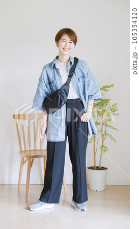 女性夏服のファッションコーディネート全身（縦向き）.. 105354120