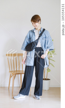 女性夏服のファッションコーディネート全身(縦向き).. 女性夏服のファッションコーディネート全身(縦向き).. 105354131