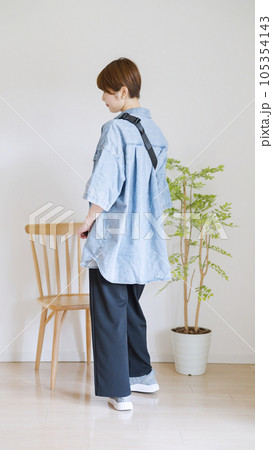 女性夏服のファッションコーディネート全身（縦向き）.. 105354143