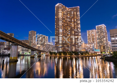 《東京都》タワーマンションの夜景・東京芝浦ベイエリア 105354242