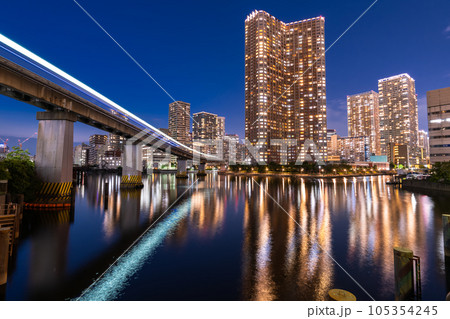 《東京都》タワーマンションの夜景・東京芝浦ベイエリア 105354245