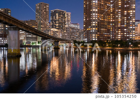 《東京都》タワーマンションの夜景・東京芝浦ベイエリア 《東京都》タワーマンションの夜景・東京芝浦ベイエリア 105354250