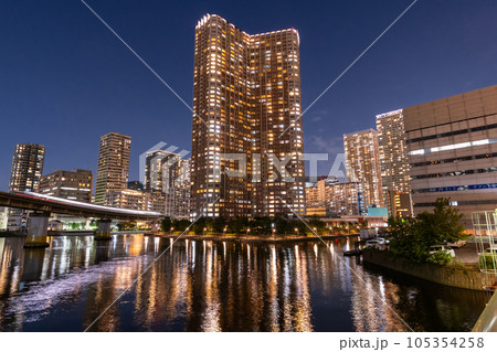 《東京都》タワーマンションの夜景・東京芝浦ベイエリア 《東京都》タワーマンションの夜景・東京芝浦ベイエリア 105354258