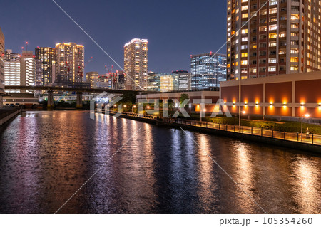 《東京都》タワーマンションの夜景・東京芝浦ベイエリア 105354260