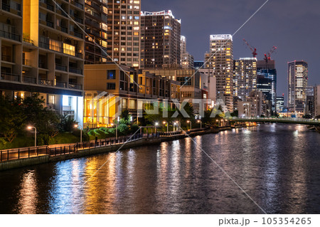 《東京都》タワーマンションの夜景・東京芝浦ベイエリア 105354265