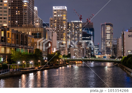 《東京都》タワーマンションの夜景・東京芝浦ベイエリア 105354266