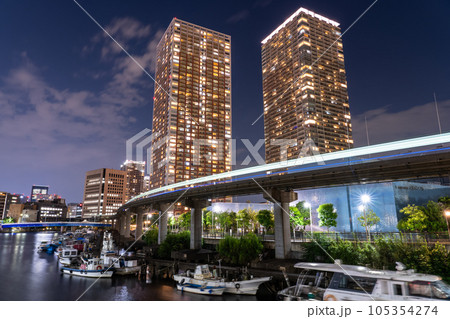 《東京都》タワーマンションの夜景・東京芝浦ベイエリア 105354274
