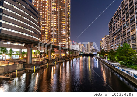 《東京都》タワーマンションの夜景・東京芝浦ベイエリア 105354285