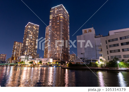 《東京都》タワーマンションの夜景・東京芝浦ベイエリア 105354379