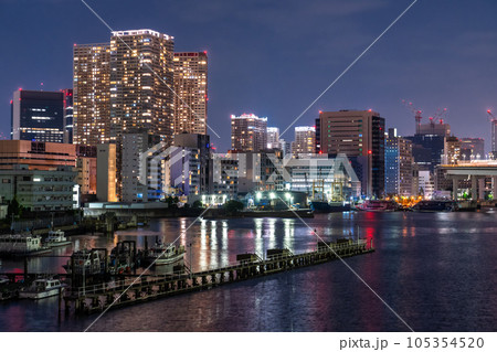《東京都》タワーマンションの夜景・東京芝浦ベイエリア 105354520