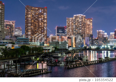 《東京都》タワーマンションの夜景・東京芝浦ベイエリア 105354522
