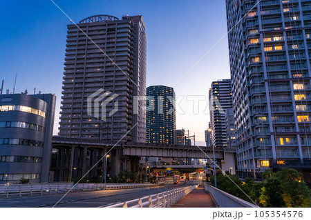《東京都》タワーマンションの夜景・東京ベイエリア 105354576