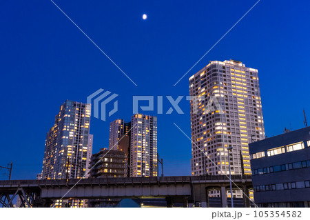 《東京都》タワーマンションの夜景・東京ベイエリア 《東京都》タワーマンションの夜景・東京ベイエリア 105354582